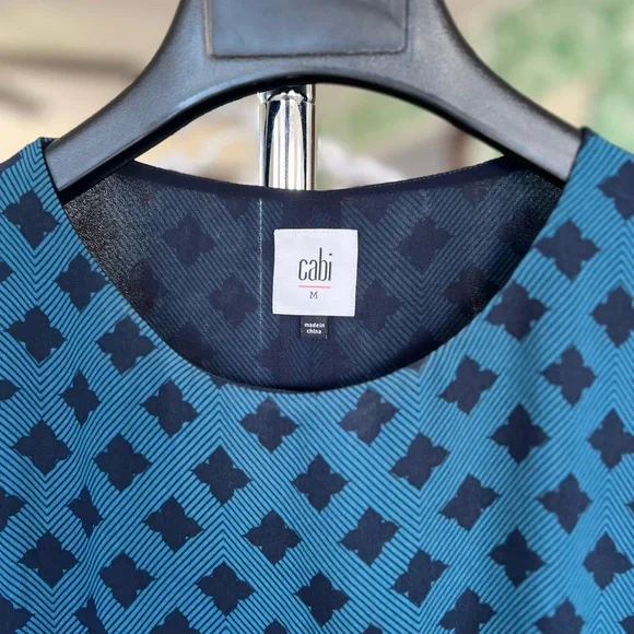Cabi Blue Split Back Foulard Short Sleeve Blouse Geometric Shirt Top 3274 Sz M - Picture 8 of 9
